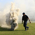 רימון עשן הושלך במהלך משחק כדורגל. ארכיון