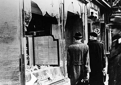 חנויות יהודים מנופצות אחרי ליל הבדולח (צילום: Gettyimages Imagebank) (צילום: Gettyimages Imagebank)