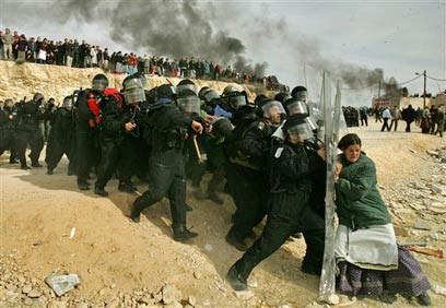 Iconic image from past attempt to uproot outpost (Photo: Oded Balilty, AP)