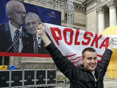 בסך הכל האוהדים בפולין מרוצים (צילום: איי אף פי) (צילום: איי אף פי)