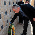 Dichter lays wreath at memorial site