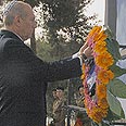 אהוד אולמרט מניח זר בטקס יום הזיכרון במקום
