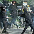 שוטרים ומפגינים מתעמתים   