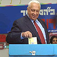 שרון, יו"ר הליכוד ומועמדו לראשות הממשלה, מצביע בבחירות, 2001 שרון, יו"ר הליכוד ומועמדו לראשות הממשלה, מצביע בבחירות, 2001
