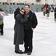 כשראיתי אותו נשען על הרכב שלו - נמסתי. אסתי ורונן בביקור בכותל