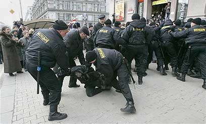 הם רודפים גם אחר מתנגדי השלטון. מעצר אנשי אופוזיציה במינסק (צילום: איי פי) (צילום: איי פי)