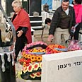 מניחים זרים על הקבר