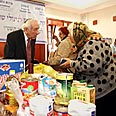 "יש באוויר תחושה של קושי". חלוקת חבילות מזון לניצולי שואה