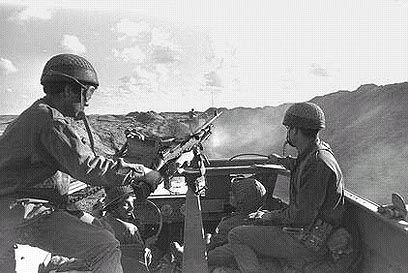 סיור צבאי באזור סואץ ב-1969 (צילום: משה מילנר, לע"מ) (צילום: משה מילנר, לע