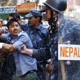 שוטרים עוצרים מפגינים בקטמנדו