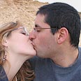 אילנה ושרון. הפתיעה אותו בנשיקה