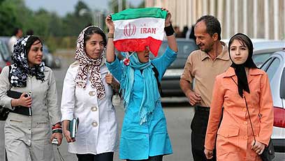 במעילים ובצעיפים. נשים איראניות (צילום: איי פי) (צילום: איי פי)