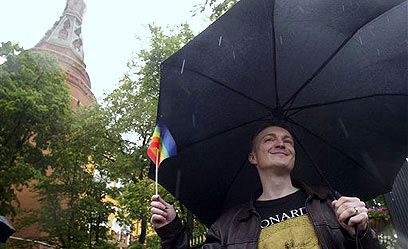 פעיל במצעד הגאווה במוסקבה לפני 6 שנים (צילום: איי פי) (צילום: איי פי)