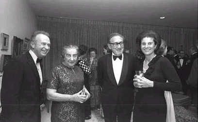 קיסינג'ר (שני מימין) ב-1975 לצד גולדה מאיר, יצחק רבין ואשתו לאה (צילום: משה מילנר, לע"מ) (צילום: משה מילנר, לע