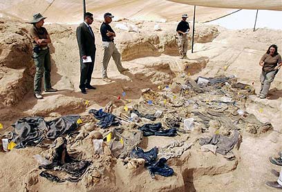 הנרצחים הכורדים נטמנו בקברי אחים (צילום: איי פי) (צילום: איי פי)