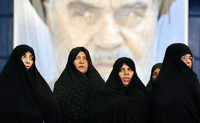 נשים באיראן ביום הולדתו של חומייני (צילום: איי אף פי) (צילום: איי אף פי)