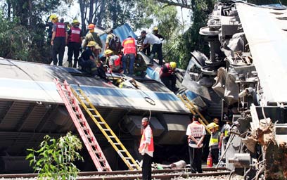 מספר קרונות התהפכו וחלק מהנוסעים נלכדו ברכבת (צילום: עופר עמרם) (צילום: עופר עמרם)