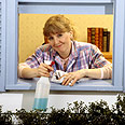 ניקיון סדר עבודות בית ניקוי חלונות ספריי תריס חלון עוזרת בית (צילום: ויז'ואל/פוטוס)