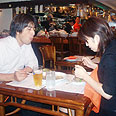 השום לא מפריע להם. זוג יפני במסעדה