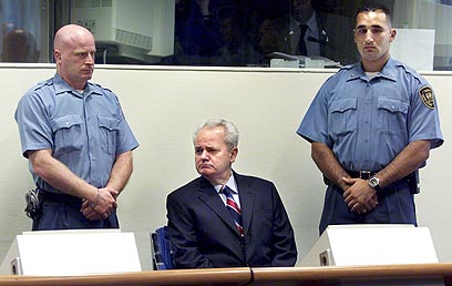 סלובודן מילושביץ' במהלך משפטו (צילום: איי פי) (צילום: איי פי)