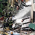 הריסות הבניין בלהבות