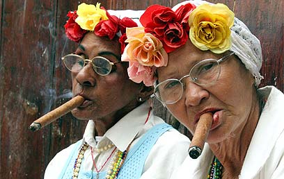 נשים מעשנות סיגר בקובה (צילום: איי פי) (צילום: איי פי)