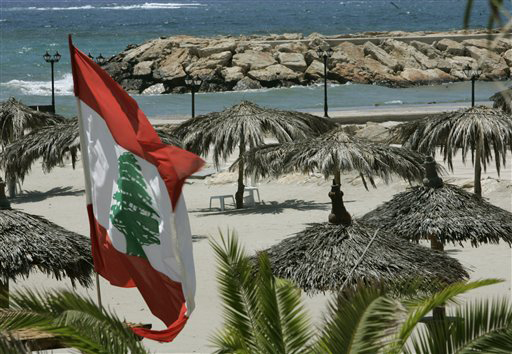 דגל לבנון בחוף הים של צור (צילום: איי פי) (צילום: איי פי)