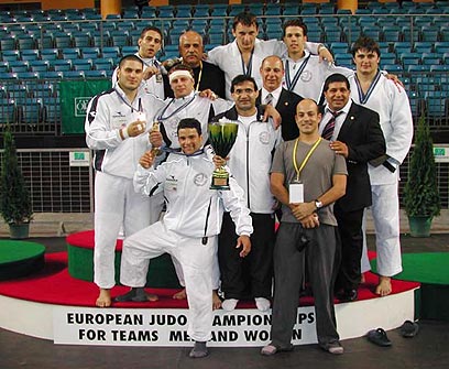 נבחרת ישראל לאחר זכייתה בתחרות הקבוצתית ב-2005 (באדיבות איגוד הג'ודו) (באדיבות איגוד הג'ודו)