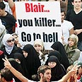 שלט בהפגנה: "בלייר, רוצח, לך לעזאזל"