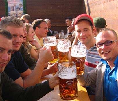 ללגום בירה מקומית במינכן (צילום: יפית (גל) לוי) (צילום: יפית (גל) לוי)