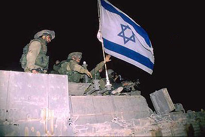 IDF troops pulling out of southern Lebanon in 2000 (Photo: GPO)