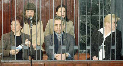 הרופא והאחיות הבולגריות, שוחררו בעזרת סייף אל-איסלאם (צילום: איי אף פי) (צילום: איי אף פי)