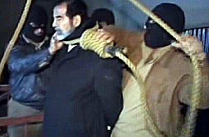 סדאם חוסיין מוצא להורג. בערוץ מתחו ביקורת על המבצע להפלתו של הרודן העיראקי (צילום: איי אף פי) (צילום: איי אף פי)
