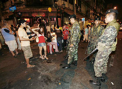 שוטרים מאבטחים את החגיגות בבנגקוק