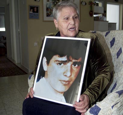 ז'ילבר סעדון אוחזת בתמונת בנה, אילן, שנרצח ב-1989 (צילום: דני סלומון) (צילום: דני סלומון)