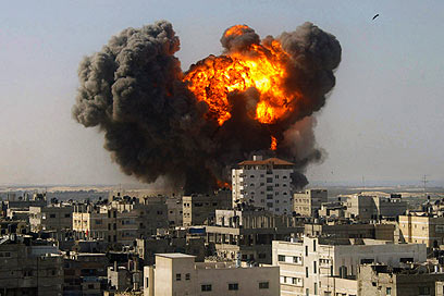 הפצצה של צה"ל ברפיח בימי המבצע. רקטות עד גוש דן (צילום: AP) (צילום: AP)