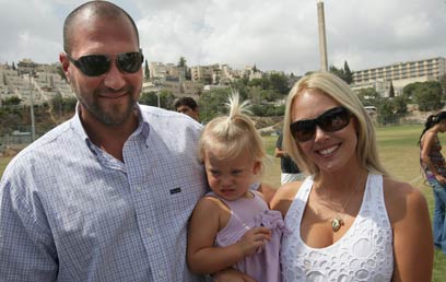 גומא אגייאר ואשתו לפני שנתיים בישראל. "לא ידע על מי לסמוך" (צילום: אלכס קולומויסקי) (צילום: אלכס קולומויסקי)