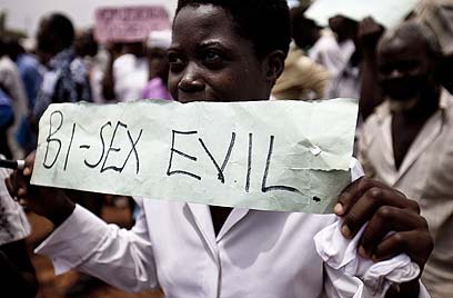 "סכנה חמורה לערכי המשפחה". הפגנה נגד ביסקסואלים באוגנדה (צילום: AFP) (צילום: AFP)