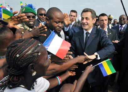 סרקוזי בגבון. לצרפתים השפעה רבה על המדינה האפריקנית (צילום: AFP) (צילום: AFP)
