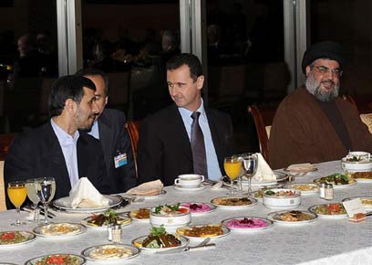 נסראללה, אסד ואחמדינג'אד בפגישה במרס 2010 (צילום: AP) (צילום: AP)