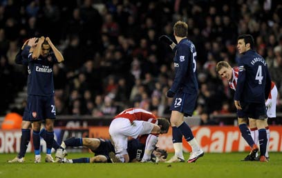 הפציעה הקשה ב-2010. שחקני ארסנל תופסים את הראש (צילום: getty images image bank) (צילום: getty images image bank)