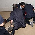 המאבטחים משתלטים על האיש         