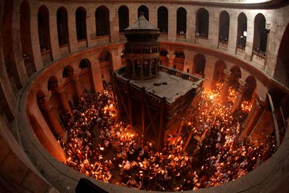 האם יש להחריב את הכנסיות במדינת ישראל? מתפללים בכנסיית הקבר בירושלים (צילום: AFP) (צילום: AFP)