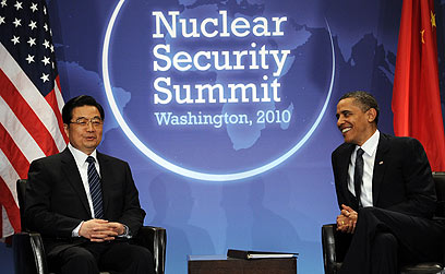 אובמה ונשיא סין בוועידת הגרעין. רוצה לשמור על קצת (צילום: AFP) (צילום: AFP)