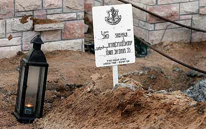 "הגעגוע נמצא איתי בכל מקום". קברו של עמנואל ז"ל (צילום: חיים צח) (צילום: חיים צח)