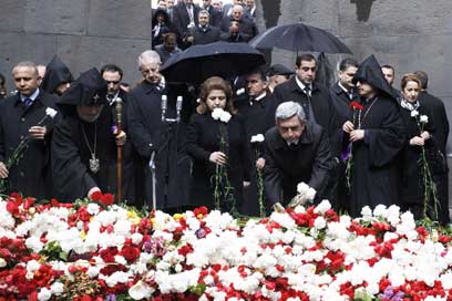 ארמנים בטקס זיכרון לאחיהם שנרצחו על-ידי הטורקים (צילום: AFP) (צילום: AFP)