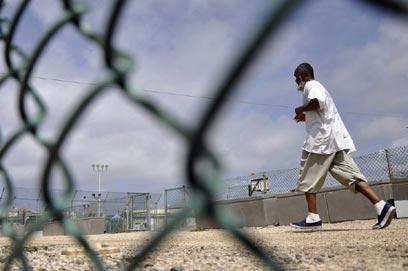 עציר במחנה גואנטנמו (צילום: רויטרס) (צילום: רויטרס)