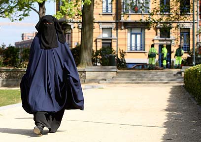 אישה בבורקה בבלגיה. קנס כבד גם למי שייאלץ אישה להתעטף (צילום: AP) (צילום: AP)