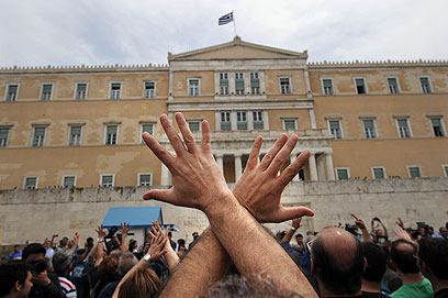 הפגנה נגד הקיצוצים מול הפרלמנט באתונה (צילום: AFP) (צילום: AFP)