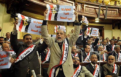 יכולים להציל את מצרים? האחים המוסלמים מפגינים (צילום: AFP) (צילום: AFP)